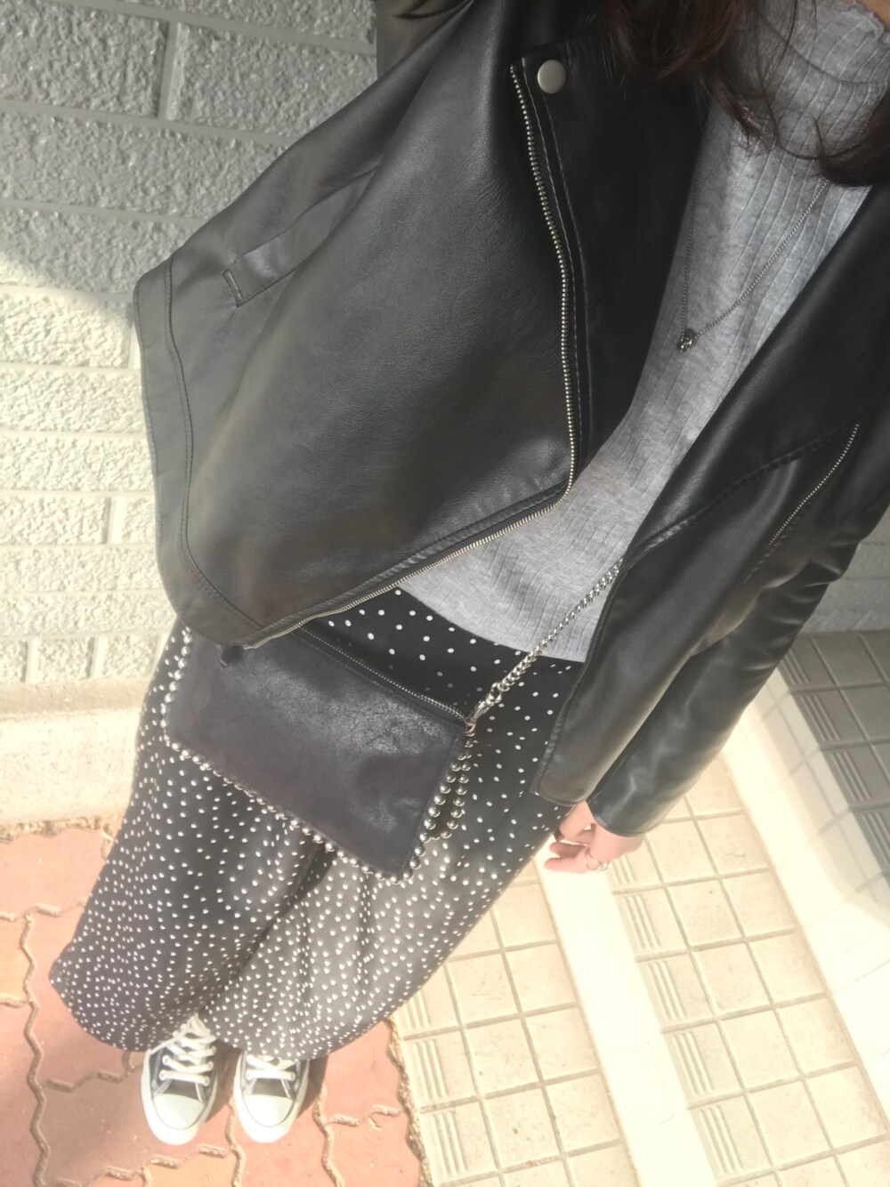 「ライダース、ドットパンツ、チェーンバッグ、コンバース、プチプラ、ジーユーコーデ」｜「GUのアイテム（ライダースジャケット、ブラック系）」を使った、MICHIKA.Kさん（レディース・171cm）の冬コーディネートの1枚目の写真