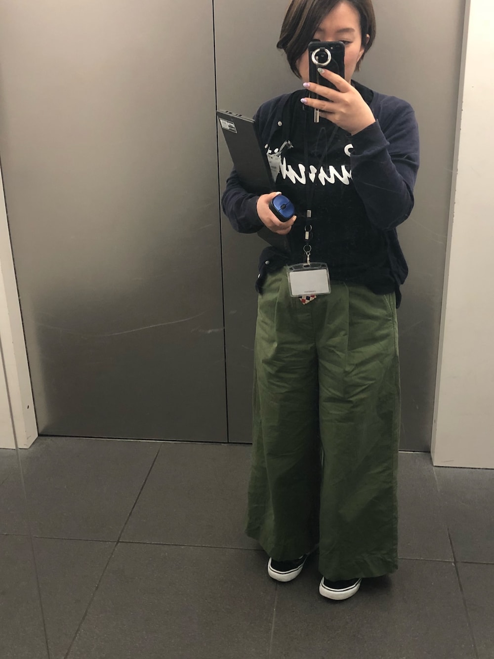 「カーディガン、ライブTシャツ、アーティストTシャツ、バギーパンツ、VANS」｜「Summitのアイテム（Tシャツ/カットソー、ブラック系）」を使った、あべ@虚弱体質さん（レディース・154cm）の春コーディネートの1枚目の写真