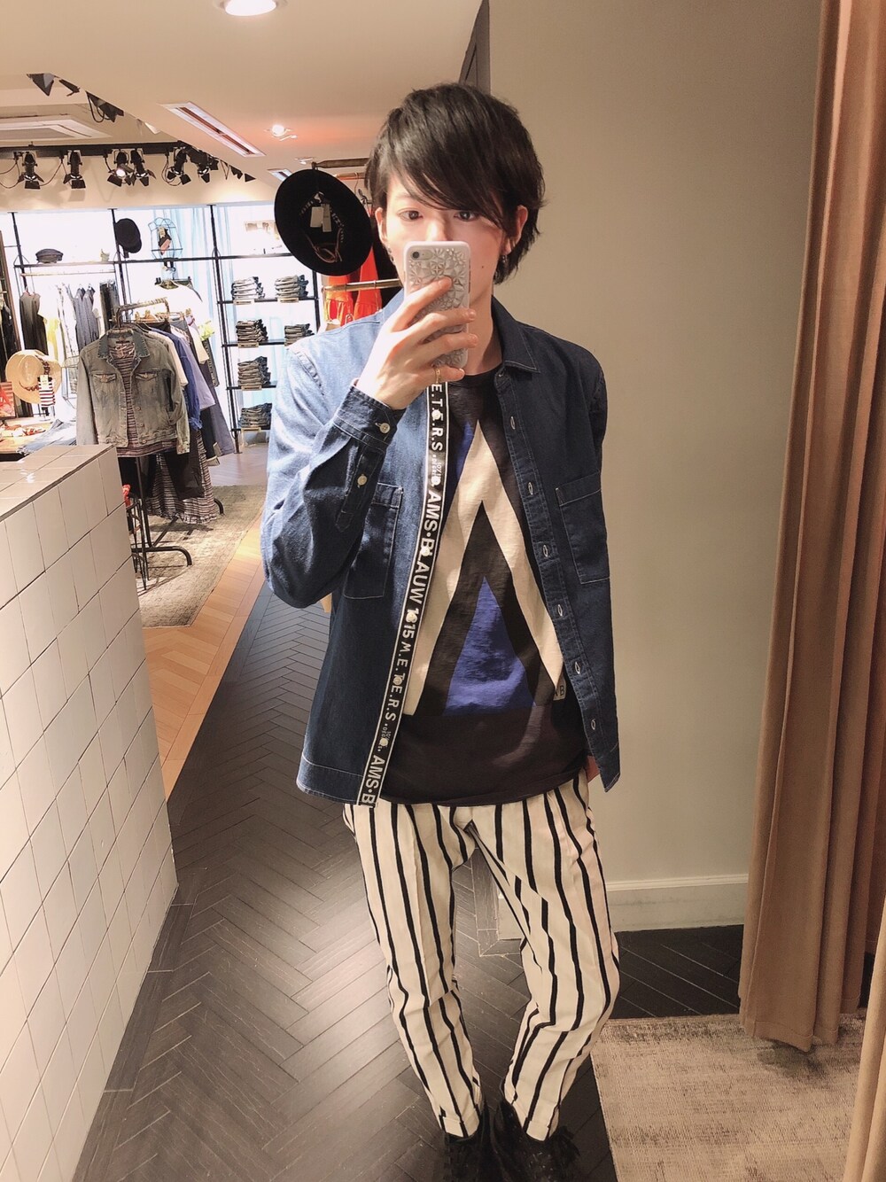 「ロゴT、ストライプ、デニムシャツ、ストライプパンツ、春コーデ、scotch&soda、スコッチ＆ソーダ」｜「SCOTCH&SODAのデニムワークシャツ【148219】（シャツ/ブラウス、ブルー系）」を使った、ikkyuさん（メンズ・180cm）の春コーディネートの1枚目の写真