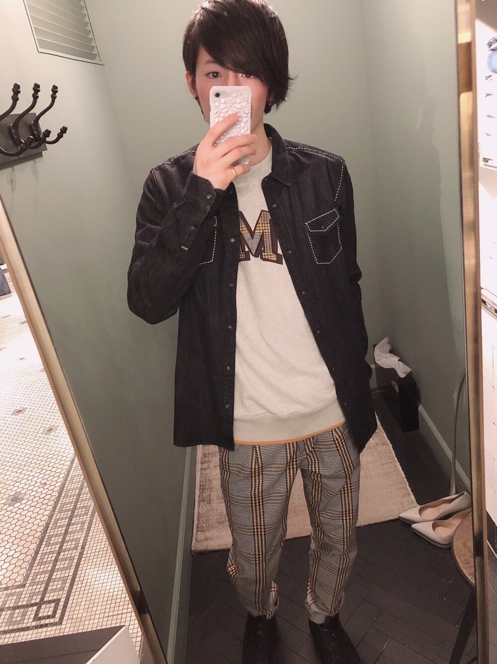 「scotch&soda、スコッチ＆ソーダ、春コーデ、チェック、チェックパンツ、デニムシャツ、スウェット」｜「SCOTCH&SODAのアイテム（シャツ/ブラウス、ブラック系）」を使った、ikkyuさん（メンズ・180cm）の春コーディネートの1枚目の写真