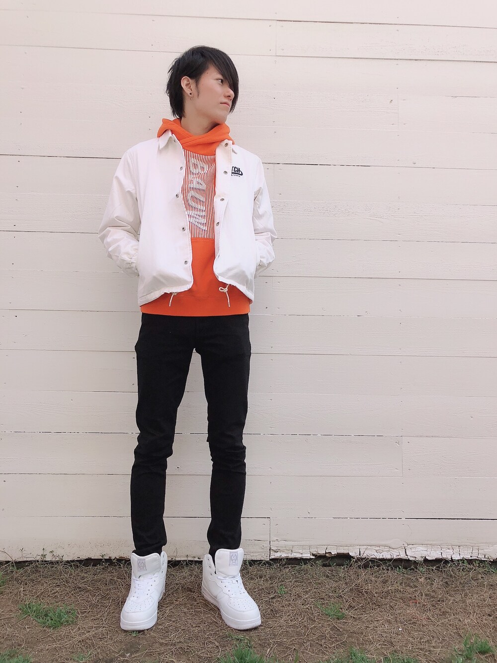 「scotch&soda、スコッチ＆ソーダ、春コーデ、ブルゾン、オレンジ、パーカー、黒スキニー」｜「SCOTCH&SODAのコーチジャケット【148866】（ブルゾン、ホワイト系）」を使った、ikkyuさん（メンズ・180cm）の春コーディネートの1枚目の写真