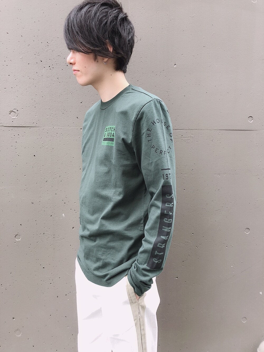「scotch&soda、スコッチ＆ソーダ、春コーデ、カーキ、ロンT、白パンツ、チノパン、サイドライン」｜「SCOTCH&SODAのプリントロンT【148990】（Tシャツ/カットソー、グリーン系）」を使った、ikkyuさん（メンズ・180cm）の春コーディネートの1枚目の写真