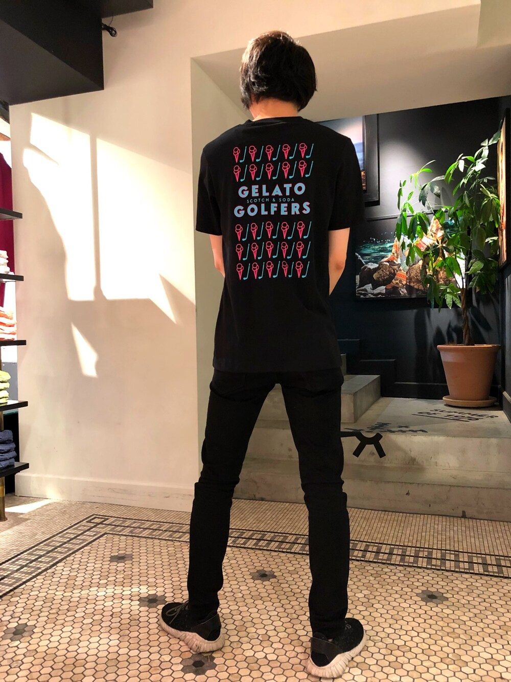 「オールブラック、プリントT、可愛い、春コーデ、黒スキニー、scotch&soda、スコッチ＆ソーダ」｜「SCOTCH&SODAの“Gelato Golfer”プリントTシャツ【149027】（Tシャツ/カットソー、ブラック系）」を使った、ikkyuさん（メンズ・180cm）の春コーディネートの1枚目の写真