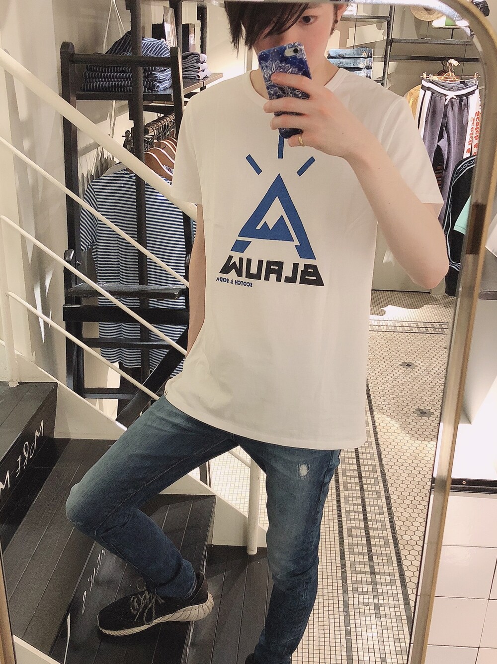 「デニム、シンプル、ブルー、春コーデ、白Tシャツ、scotch&soda、スコッチ＆ソーダ」｜「SCOTCH&SODAのアートワークプリントTシャツ 【147614】（Tシャツ/カットソー、ホワイト系）」を使った、ikkyuさん（メンズ・180cm）の春コーディネートの1枚目の写真