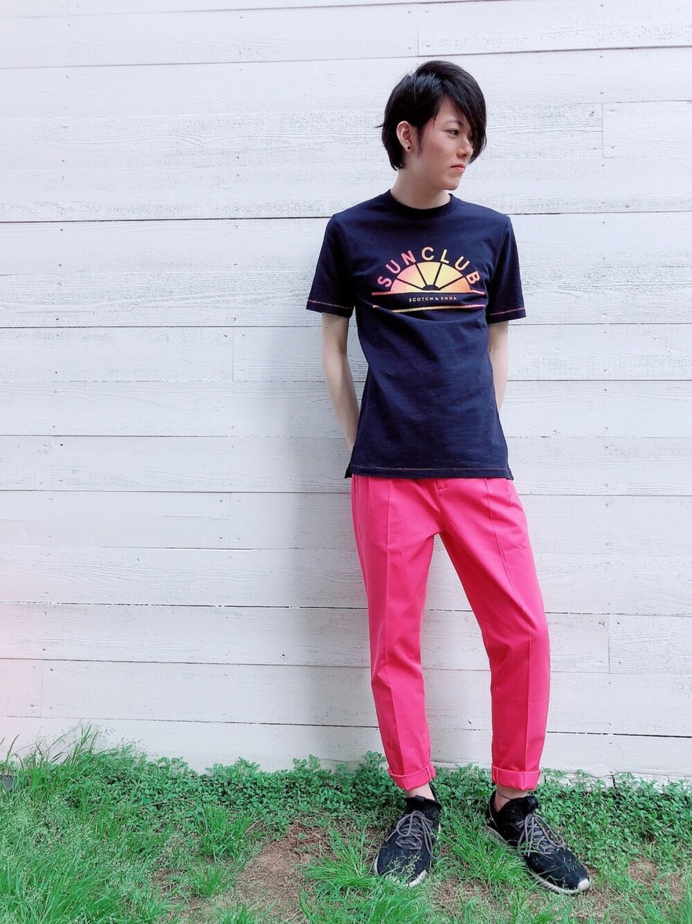 「春コーデ、scotch&soda、スコッチ＆ソーダ、ピンク、黒Tシャツ、ロールアップ」｜「SCOTCH&SODAの“SUNCLUB”プリントTシャツ【149035】（Tシャツ/カットソー、ブルー系）」を使った、ikkyuさん（メンズ・180cm）の春コーディネートの1枚目の写真