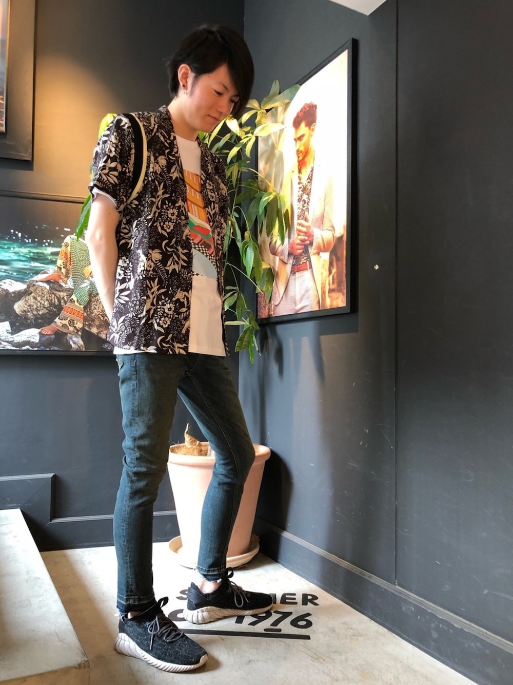 「春コーデ、scotch&soda、スコッチ＆ソーダ、アロハシャツ、シック、白Tシャツ、デニム、きりっぱなし」｜「SCOTCH&SODAのアートワークプリントTシャツ【149033】（Tシャツ/カットソー、ホワイト系）」を使った、ikkyuさん（メンズ・180cm）の春コーディネートの1枚目の写真