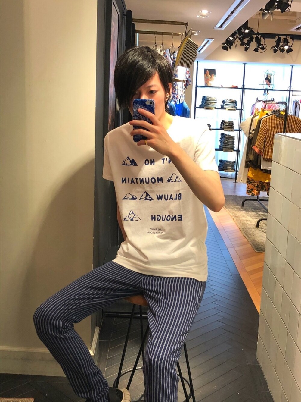 「ブルー、ストライプ、青、春コーデ、白Tシャツ、scotch&soda、スコッチ＆ソーダ」｜「SCOTCH&SODAのグラフィックプリントTシャツ【148203】（Tシャツ/カットソー、ホワイト系）」を使った、ikkyuさん（メンズ・180cm）の夏コーディネートの1枚目の写真