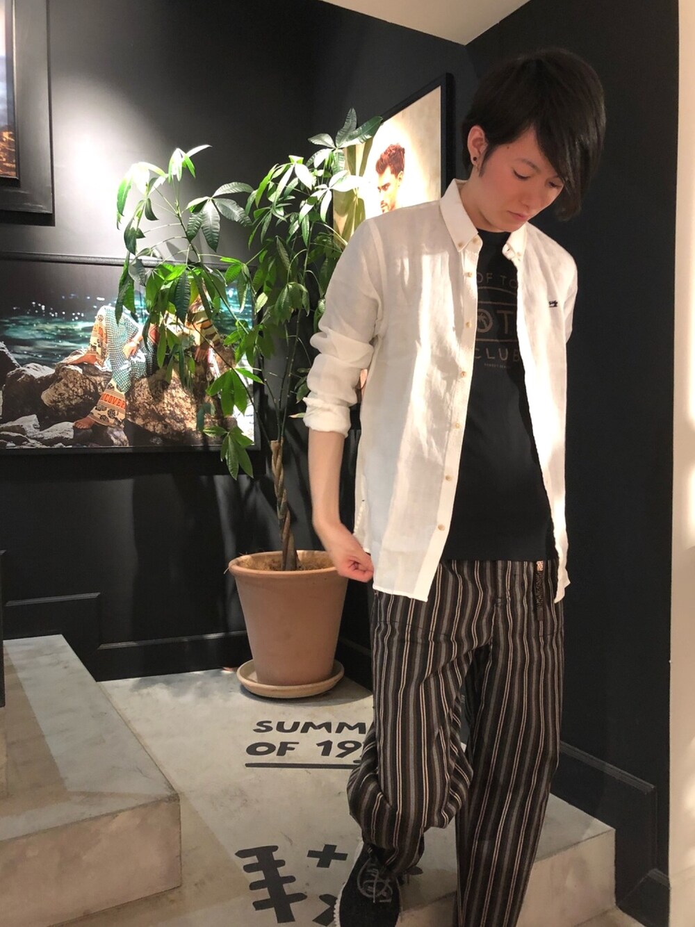 「ロゴT、白シャツ、ストライプ、リネン、春コーデ、scotch&soda、黒Tシャツ、スコッチ＆ソーダ」｜「SCOTCH&SODAのワンポイントリネンシャツ【148849】（シャツ/ブラウス、ホワイト系）」を使った、ikkyuさん（メンズ・180cm）の夏コーディネートの1枚目の写真