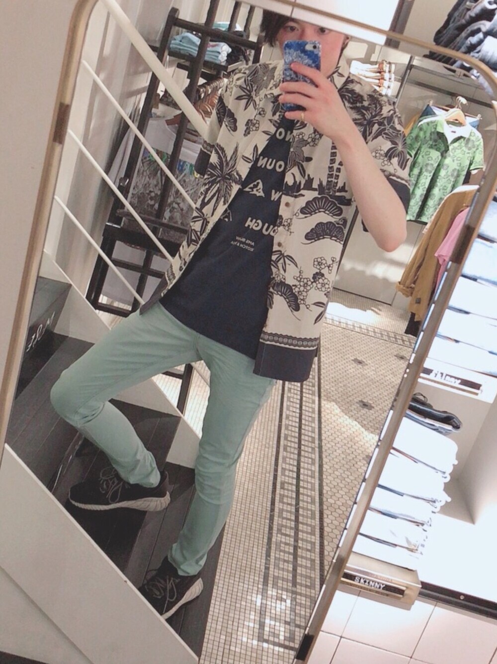 「グリーン、カラーパンツ、ネイビー、春コーデ、夏コーデ、scotch&soda、半袖シャツ、和柄、スコッチ＆ソーダ」｜「SCOTCH&SODAのアイテム（シャツ/ブラウス、ホワイト系）」を使った、ikkyuさん（メンズ・180cm）の夏コーディネートの1枚目の写真