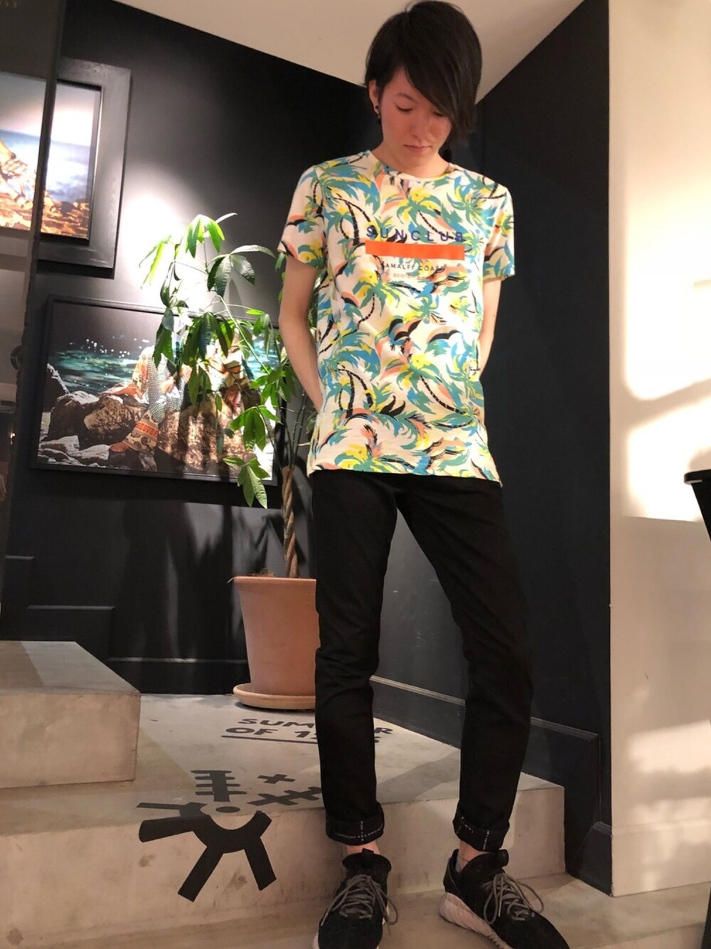 「ロールアップ、春コーデ、夏コーデ、黒スキニー、scotch&soda、スコッチ＆ソーダ、裏地柄、こなれ感、柄Tシャツ」｜「SCOTCH&SODAのチェストアートワークTシャツ【149029】（Tシャツ/カットソー、イエロー系）」を使った、ikkyuさん（メンズ・180cm）の夏コーディネートの1枚目の写真