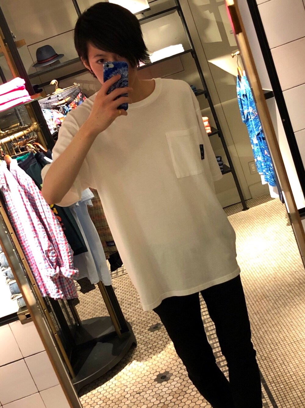 「黒、春夏コーデ、黒スキニー、白Tシャツ、scotch&soda、スコッチ＆ソーダ、ワイドシルエット、コントラスト、メリハリ」｜「SCOTCH&SODAのオーバーサイズポケットTシャツ【147615】（Tシャツ/カットソー、ホワイト系）」を使った、ikkyuさん（メンズ・180cm）の夏コーディネートの1枚目の写真