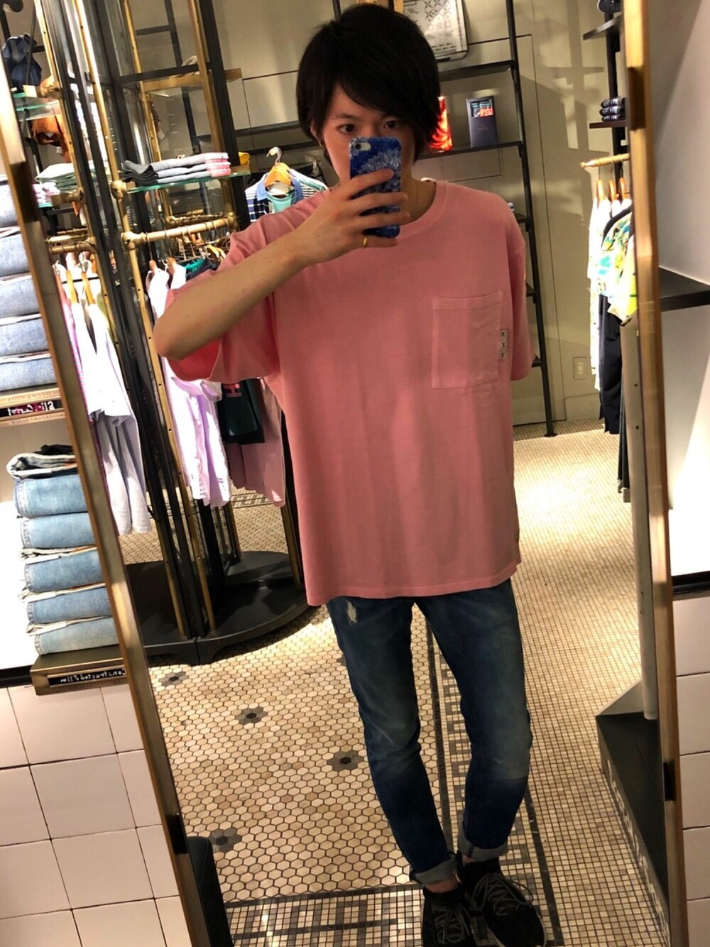 「ピンク、ブルー、オーバーサイズ、ロールアップ、スキニーデニム、ダメージデニムパンツ、夏コーデ、scotch&soda、スコッチ＆ソーダ」｜「SCOTCH&SODAのオーバーサイズポケットTシャツ【147615】（Tシャツ/カットソー、ピンク系）」を使った、ikkyuさん（メンズ・180cm）の夏コーディネートの1枚目の写真