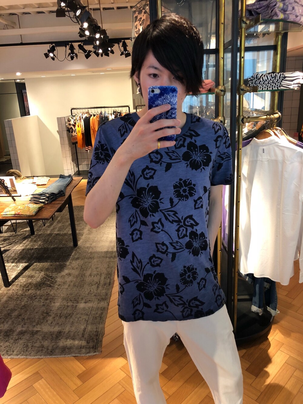 「シンプル、ホワイト、ブルー、夏コーデ、麻、scotch&soda、スコッチ＆ソーダ、ハイビスカス柄」｜「SCOTCH&SODAのアイテム（Tシャツ/カットソー、ブルー系）」を使った、ikkyuさん（メンズ・180cm）の夏コーディネートの1枚目の写真