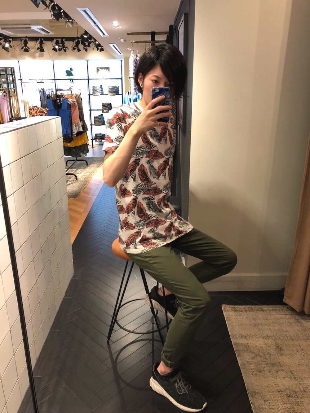 「チノパン、Tシャツ、カーキ、夏コーデ、ボタニカル柄、リーフ柄、scotch&soda、スコッチ＆ソーダ」｜「SCOTCH&SODAのアイテム（Tシャツ/カットソー、その他）」を使った、ikkyuさん（メンズ・180cm）の夏コーディネートの1枚目の写真