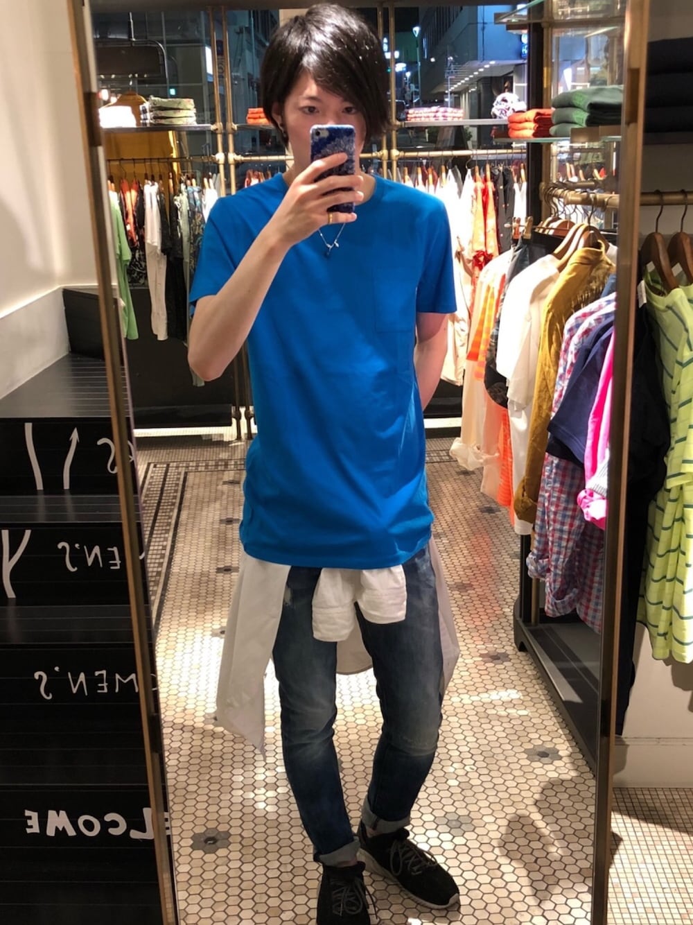 「ブルー、青、インディゴデニム、夏コーデ、scotch&soda、腰巻きスタイル、スコッチ＆ソーダ、濃淡コーデ」｜「SCOTCH&SODAのSCOTCH&SODA(スコッチアンドソーダ) SKIM スキム ブルーデニムパンツ（デニムパンツ、ブルー系）」を使った、ikkyuさん（メンズ・180cm）の夏コーディネートの1枚目の写真