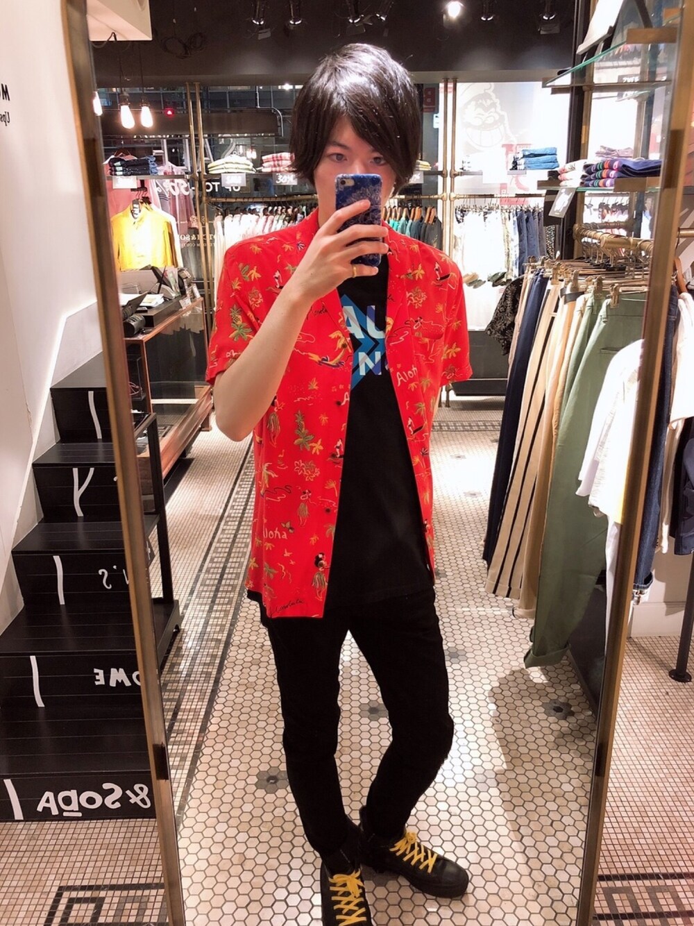 「スコッチ＆ソーダ、scotch&soda、夏コーデ、アロハシャツ、黒スキニー、赤」｜「SCOTCH&SODAのアイテム（デニムパンツ、ブラック系）」を使った、ikkyuさん（メンズ・180cm）の夏コーディネートの1枚目の写真