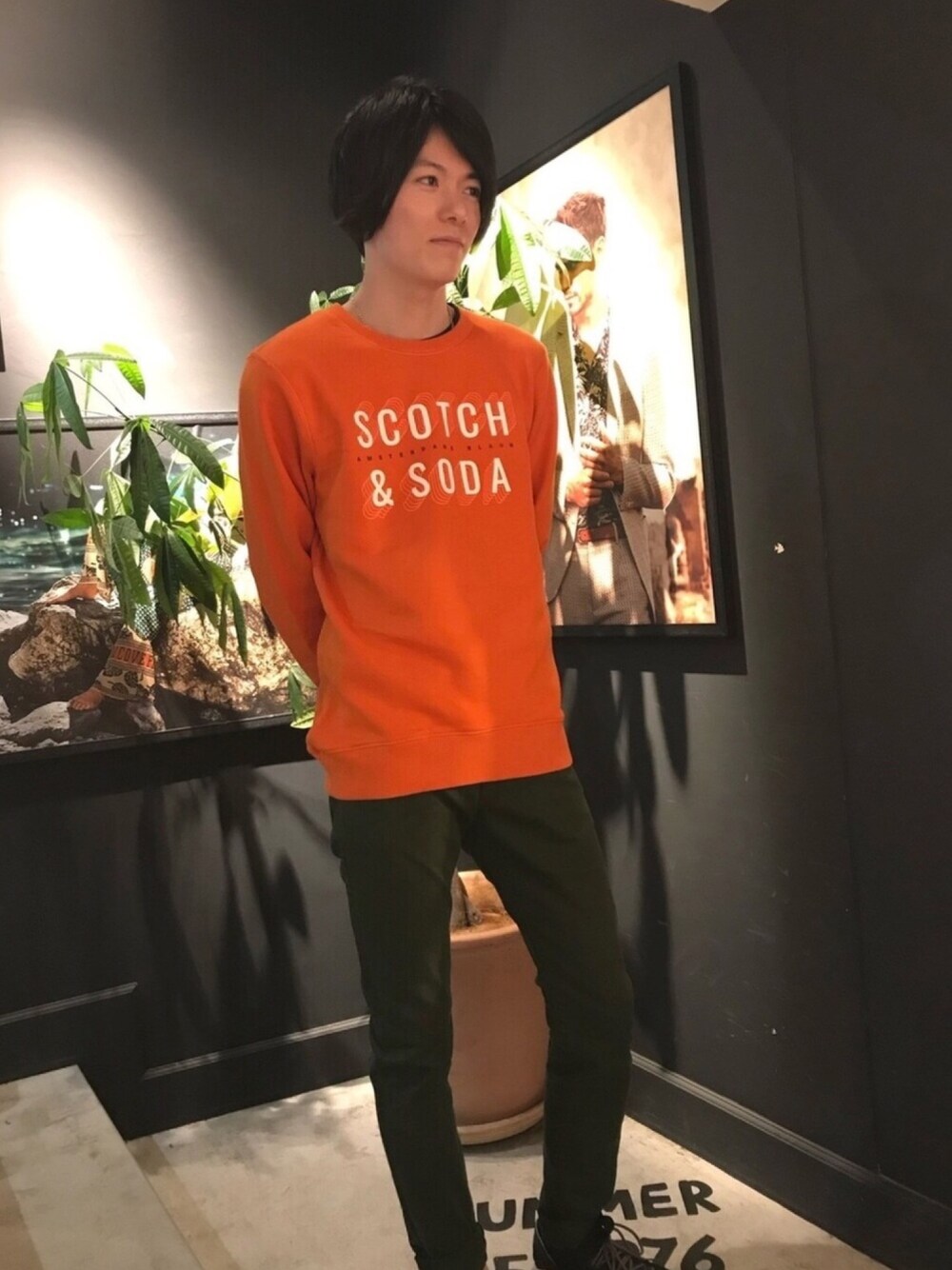 「scotch&soda、スコッチ＆ソーダ、秋のコーデ、カーキ、オレンジ、スウェット、シンプル」｜「SCOTCH&SODAの“Scotch & Soda” ロゴスエット 【150525】（スウェット、オレンジ系）」を使った、ikkyuさん（メンズ・180cm）の夏コーディネートの1枚目の写真