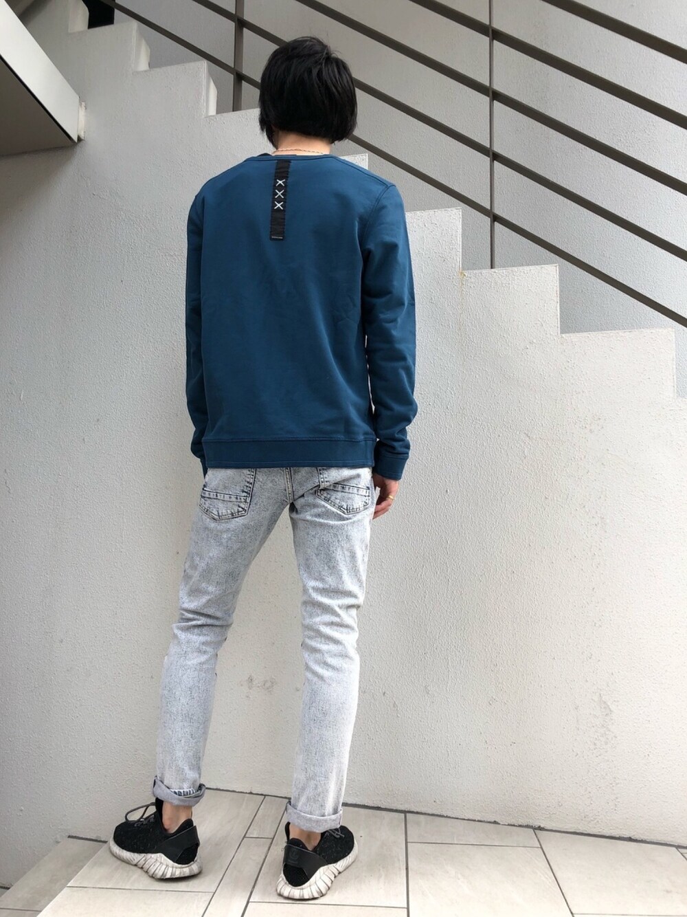「scotch&soda、スコッチ＆ソーダ、秋のコーデ、スウェット、ケミカルウォッシュ、ブルー」｜「SCOTCH&SODAのアイテム（スウェット、ブルー系）」を使った、ikkyuさん（メンズ・180cm）の夏コーディネートの1枚目の写真