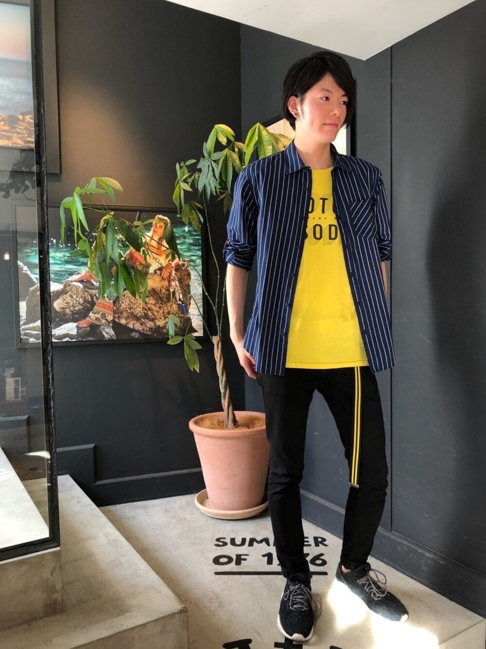 「scotch&soda、スコッチ＆ソーダ、秋のコーデ、おしゃれさんと繋がりたい、ストライプ、イエロー、Tシャツ、黒スキニー」｜「SCOTCH&SODAのアイテム（シャツ/ブラウス、ブルー系）」を使った、ikkyuさん（メンズ・180cm）の夏コーディネートの1枚目の写真