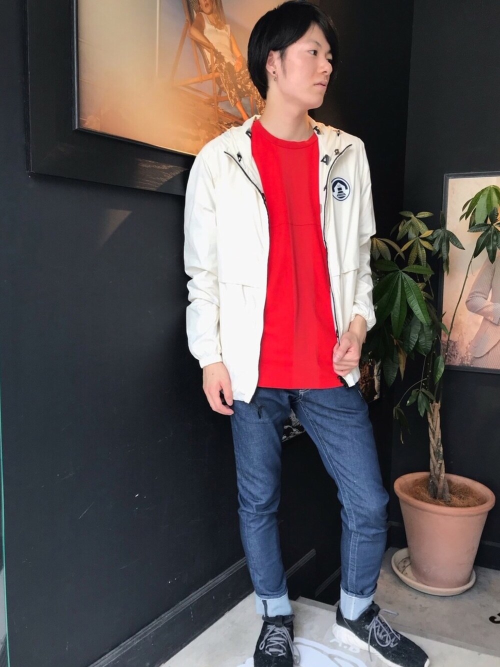 「秋のコーデ、リバーシブル、デニムパンツ、ナイロンジャケット、scotch&soda、スコッチ＆ソーダ、おしゃれさんと繋がりたい」｜「SCOTCH&SODAのアイテム（Tシャツ/カットソー、レッド系）」を使った、ikkyuさん（メンズ・180cm）の夏コーディネートの1枚目の写真