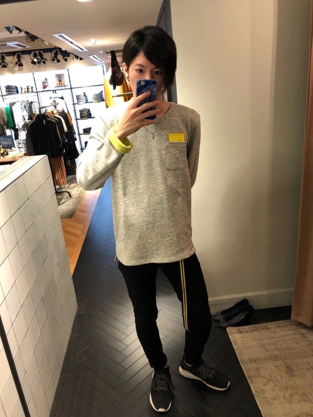 「scotch&soda、スコッチ＆ソーダ、秋のコーデ、スウェット、黒スキニー、イエロー」｜「SCOTCH&SODAのアイテム（スウェット、グレー系）」を使った、ikkyuさん（メンズ・180cm）の夏コーディネートの1枚目の写真