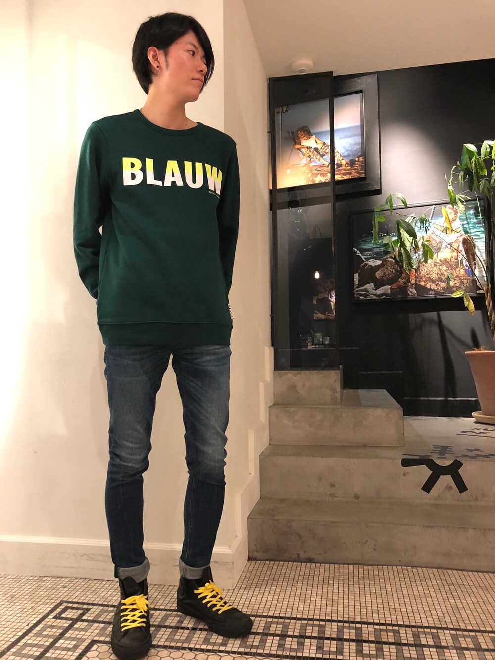 「スウェット、ロゴT、秋のコーデ、スキニーデニム、scotch&soda、スコッチ＆ソーダ」｜「SCOTCH&SODAのアイテム（スウェット、グリーン系）」を使った、ikkyuさん（メンズ・180cm）の秋コーディネートの1枚目の写真