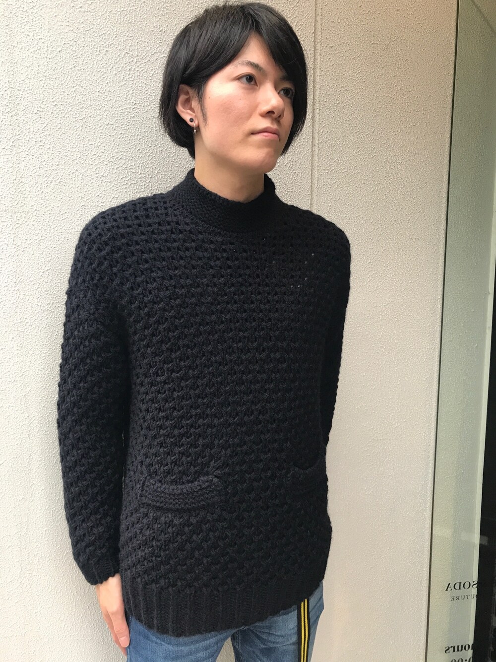「ニット、秋のコーデ、スキニーデニム、scotch&soda、スコッチ＆ソーダ」｜「SCOTCH&SODAのアイテム（ニット/セーター、ブラック系）」を使った、ikkyuさん（メンズ・180cm）の秋コーディネートの1枚目の写真