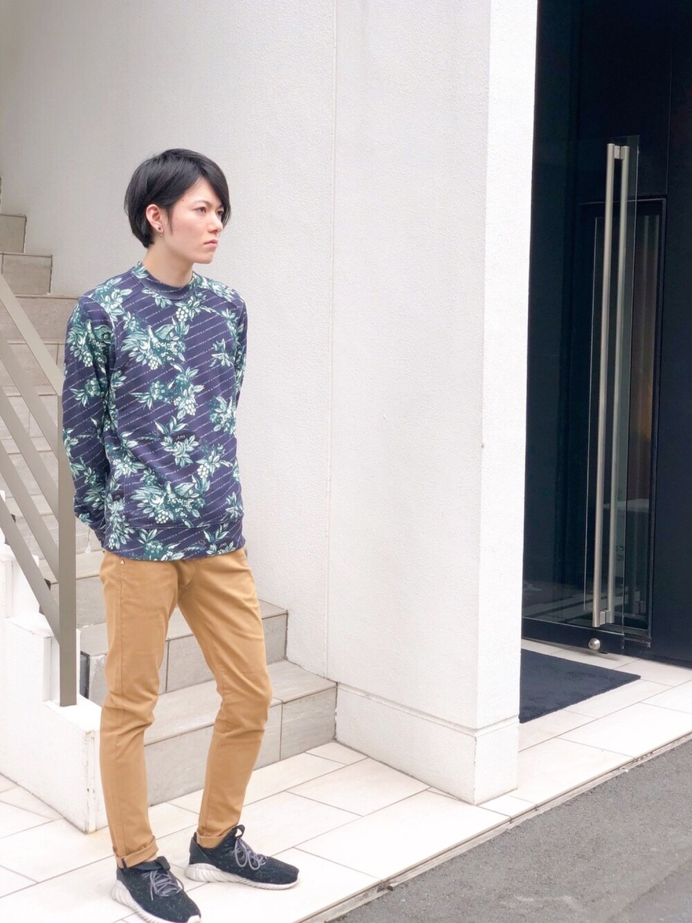 「スウェット、チノパン、秋のコーデ、scotch&soda、スコッチ＆ソーダ、トワルドジュイ」｜「SCOTCH&SODAのアイテム（スウェット、ブルー系）」を使った、ikkyuさん（メンズ・180cm）の秋コーディネートの1枚目の写真