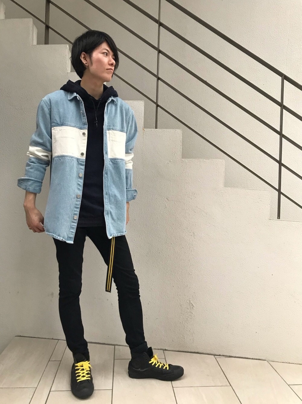 「ニット、デニム、秋のコーデ、黒スキニー、scotch&soda、スコッチ＆ソーダ」｜「SCOTCH&SODAのアイテム（デニムジャケット、ブルー系）」を使った、ikkyuさん（メンズ・180cm）の秋コーディネートの1枚目の写真