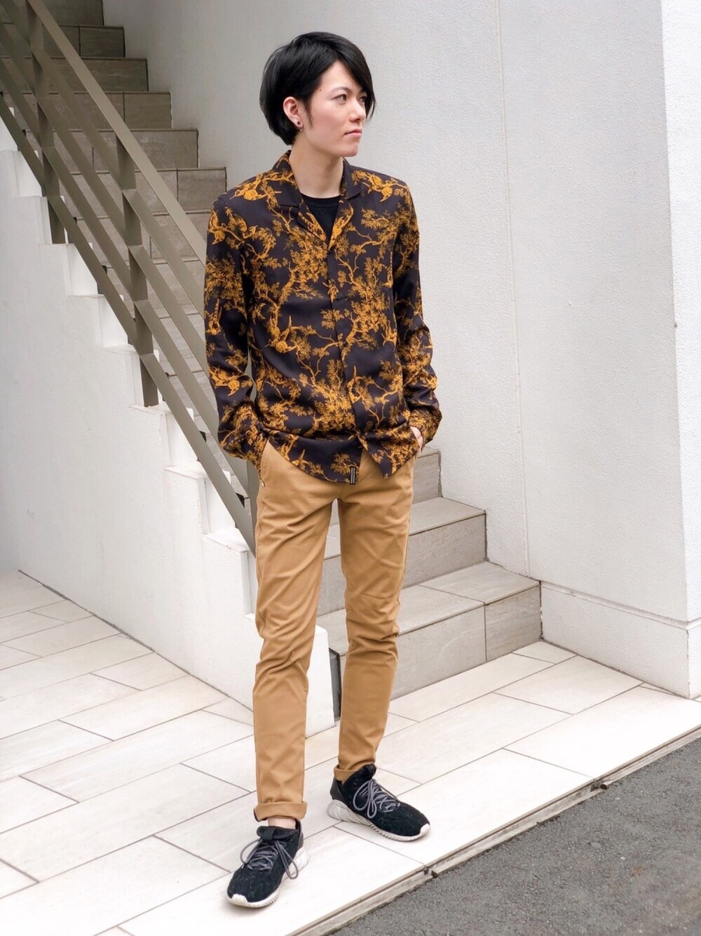 「チノパン、柄シャツ、秋のコーデ、scotch&soda、スコッチ＆ソーダ、開襟シャツ」｜「SCOTCH&SODAのアイテム（シャツ/ブラウス、ブラック系）」を使った、ikkyuさん（メンズ・180cm）の秋コーディネートの1枚目の写真