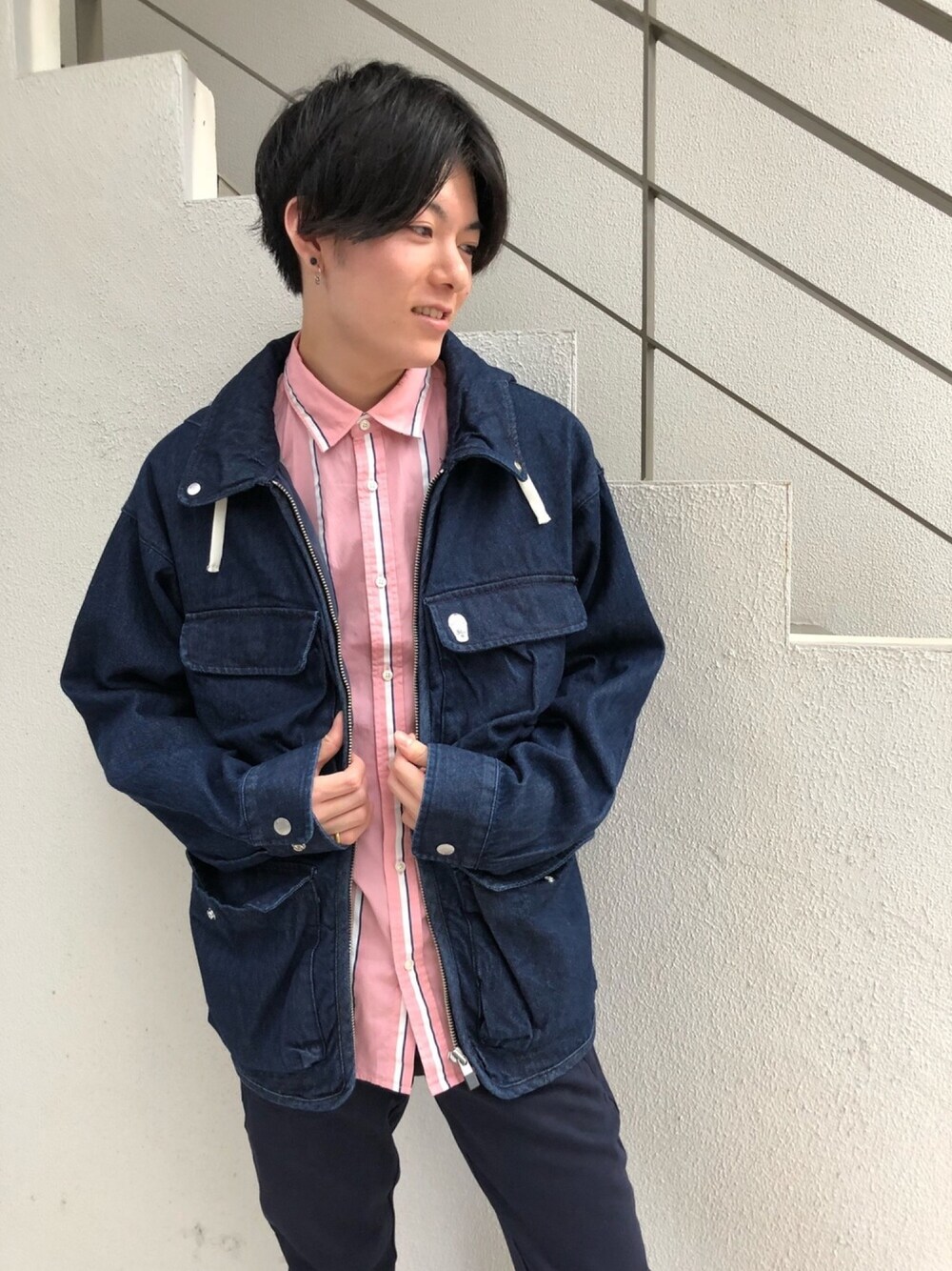 「スウェットパンツ、ピンク、デニムジャケット、秋のコーデ、シャツスタイル、scotch&soda、スコッチ＆ソーダ」｜「SCOTCH&SODAのSCOTCH & SODA スコッチアンドソーダ / インディゴ　フードつきデニムブルゾン（デニムジャケット、ブルー系）」を使った、ikkyuさん（メンズ・180cm）の秋コーディネートの1枚目の写真