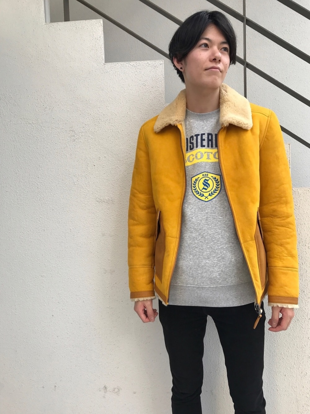 「スウェット、レザージャケット、イエロー、秋のコーデ、ムートン、黒スキニー、scotch&soda、スコッチ＆ソーダ」｜「SCOTCH&SODAのアイテム（その他アウター、イエロー系）」を使った、ikkyuさん（メンズ・180cm）の秋コーディネートの1枚目の写真