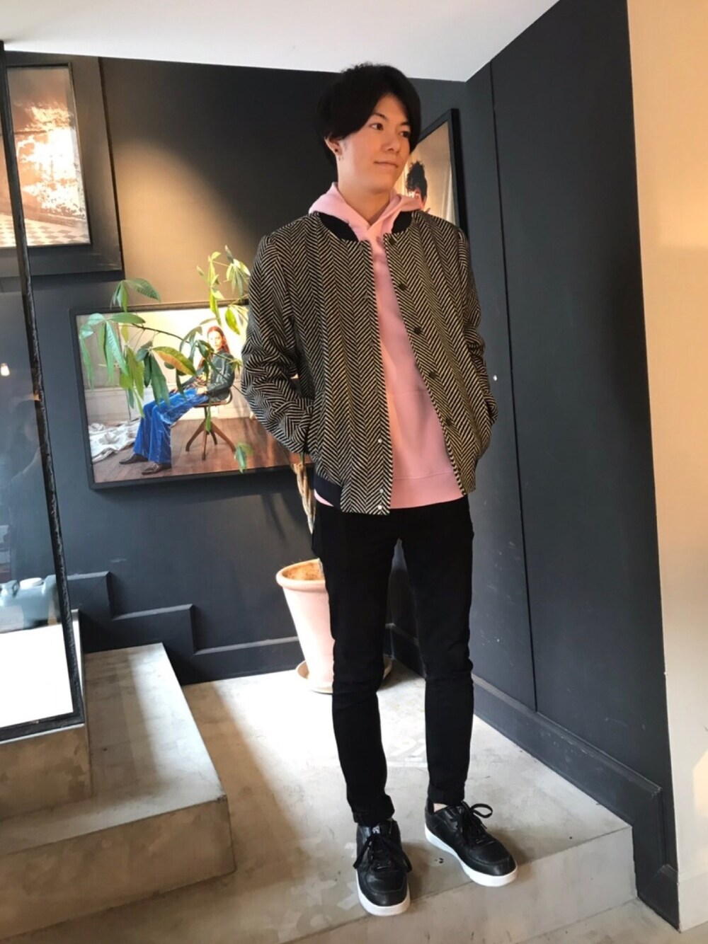 「ピンク、MA-1、パーカー、秋のコーデ、へリンボーン、黒スキニー、scotch&soda、スコッチ＆ソーダ」｜「SCOTCH&SODAのアイテム（パーカー、ピンク系）」を使った、ikkyuさん（メンズ・180cm）の秋コーディネートの1枚目の写真