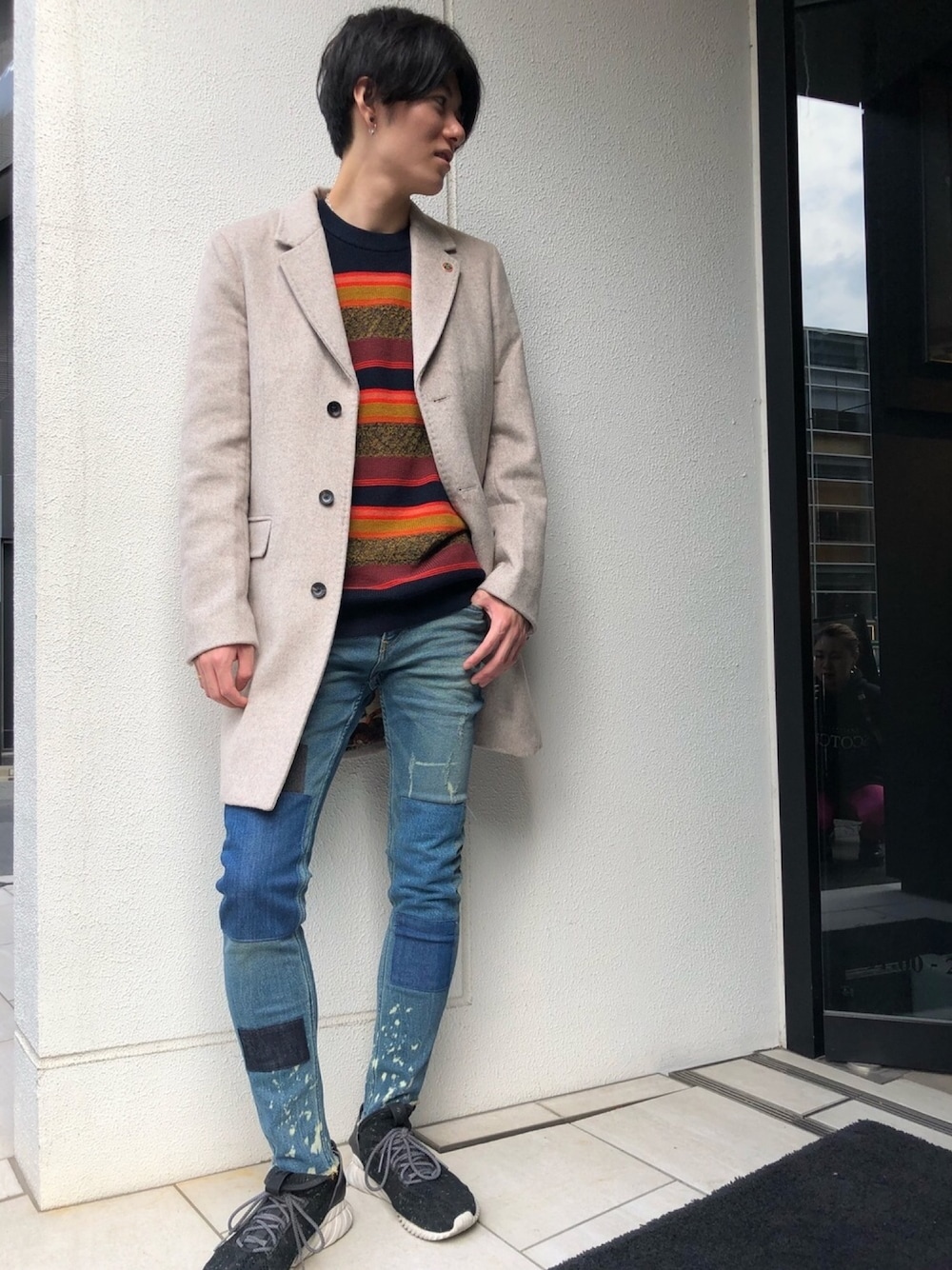 「scotch&soda、スコッチ＆ソーダ、秋のコーデ、チェスターコート、ニット、スキニーデニム、パッチワーク」｜「SCOTCH&SODAのアイテム（チェスターコート、ベージュ系）」を使った、ikkyuさん（メンズ・180cm）の秋コーディネートの1枚目の写真
