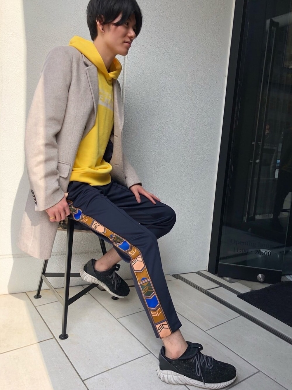 「スウェットパンツ、チェスターコート、イエロー、パーカー、秋のコーデ、スポーツミックス、scotch&soda、スコッチ＆ソーダ」｜「SCOTCH&SODAのアイテム（チェスターコート、ベージュ系）」を使った、ikkyuさん（メンズ・180cm）の秋コーディネートの1枚目の写真