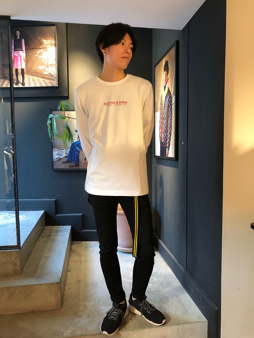「秋のコーデ、冬コーデ、ロンT、黒スキニー、scotch&soda、スコッチ＆ソーダ」｜「SCOTCH&SODAのアイテム（Tシャツ/カットソー、ホワイト系）」を使った、ikkyuさん（メンズ・180cm）の秋コーディネートの1枚目の写真