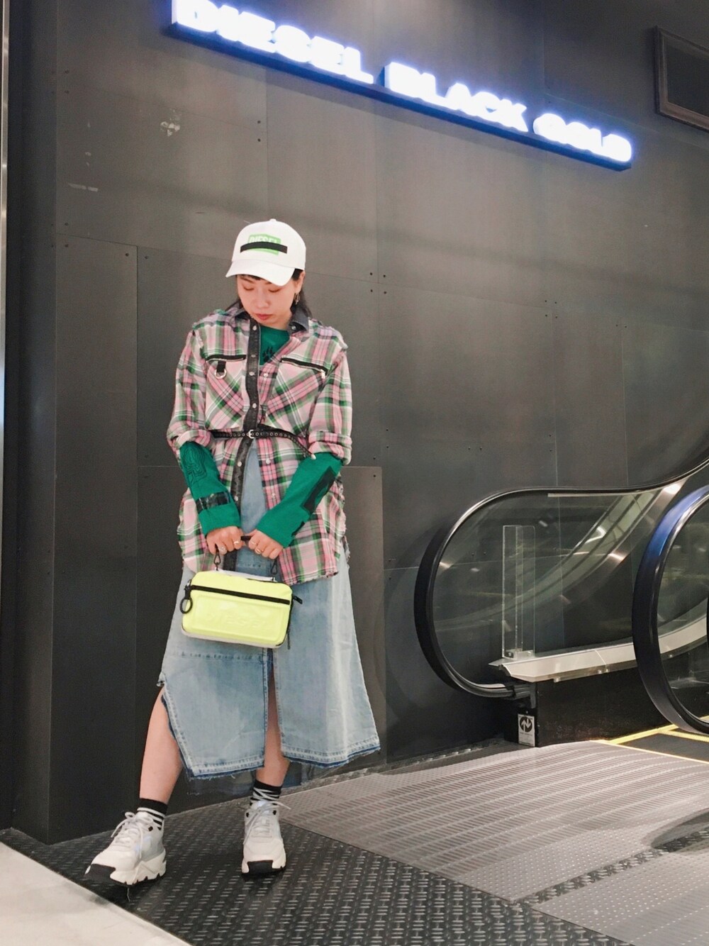 「大人カジュアル、Diesel、春コーデ、ゆるコーデ、スニーカーコーデ」｜「DIESELのメンズ キャップ ボックス ロゴ（キャップ、ホワイト系）」を使った、Nishimuraさん（レディース・162cm）の春コーディネートの1枚目の写真