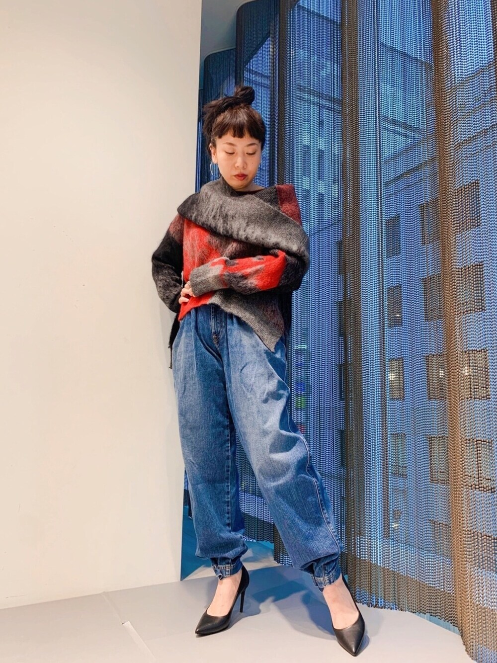 「きれいめカジュアル、大人女子、デニムパンツ、秋コーデ、ニット」｜「DIESEL BLACK GOLDのアイテム（ニット/セーター、レッド系）」を使った、Nishimuraさん（レディース・162cm）の秋コーディネートの1枚目の写真
