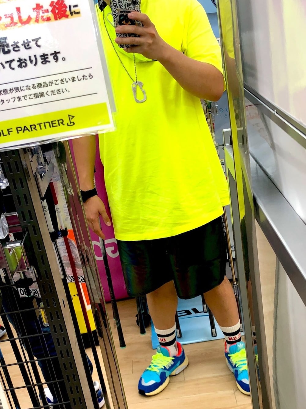 イエロー系のTシャツ/カットソー、イエロー系のボディバッグ/ウエストポーチ、ブルー系のスニーカーを着用したメンズの夏コーディネートの1枚目の写真