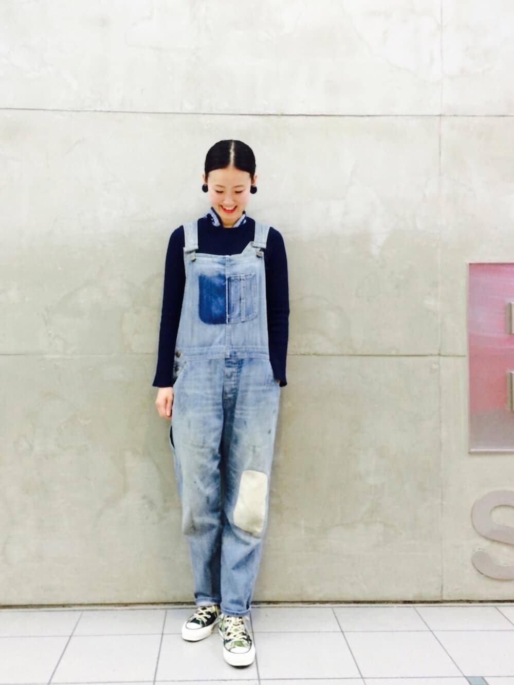 ブルー系のサロペット/オーバーオール、その他のスニーカー、ブルー系のストール/ショールを着用したレディースの春コーディネートの1枚目の写真