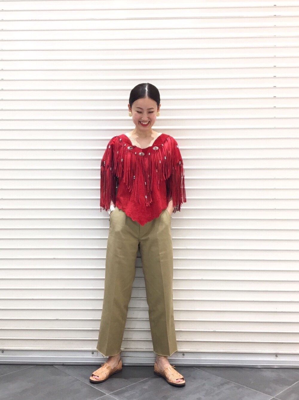 ベージュ系のタンクトップ、ベージュ系のチノパンツを着用したレディースの夏コーディネートの1枚目の写真