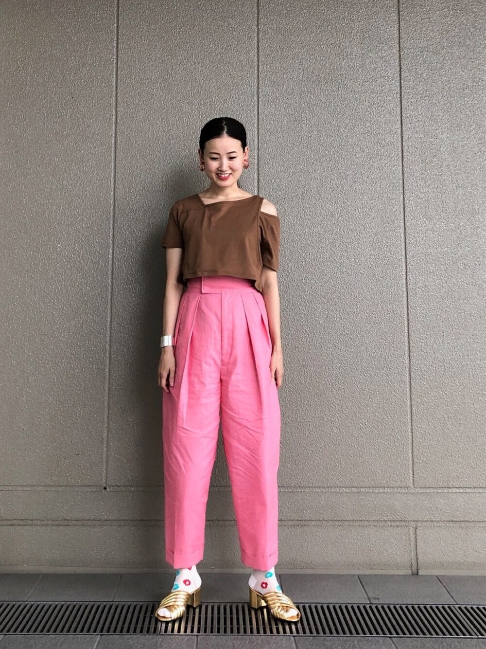 「カラーパンツ、夏、アシンメトリー、肩出し、オトナ女子、オトナカジュアル、ミュール、Ray BEAMS、INSCRIRE、リネンパンツ」｜「Ray BEAMSのRay BEAMS / アシンメトリー レイヤード Tシャツ（Tシャツ/カットソー、ブラウン系）」を使った、たてやんさん（レディース・168cm）の夏コーディネートの1枚目の写真