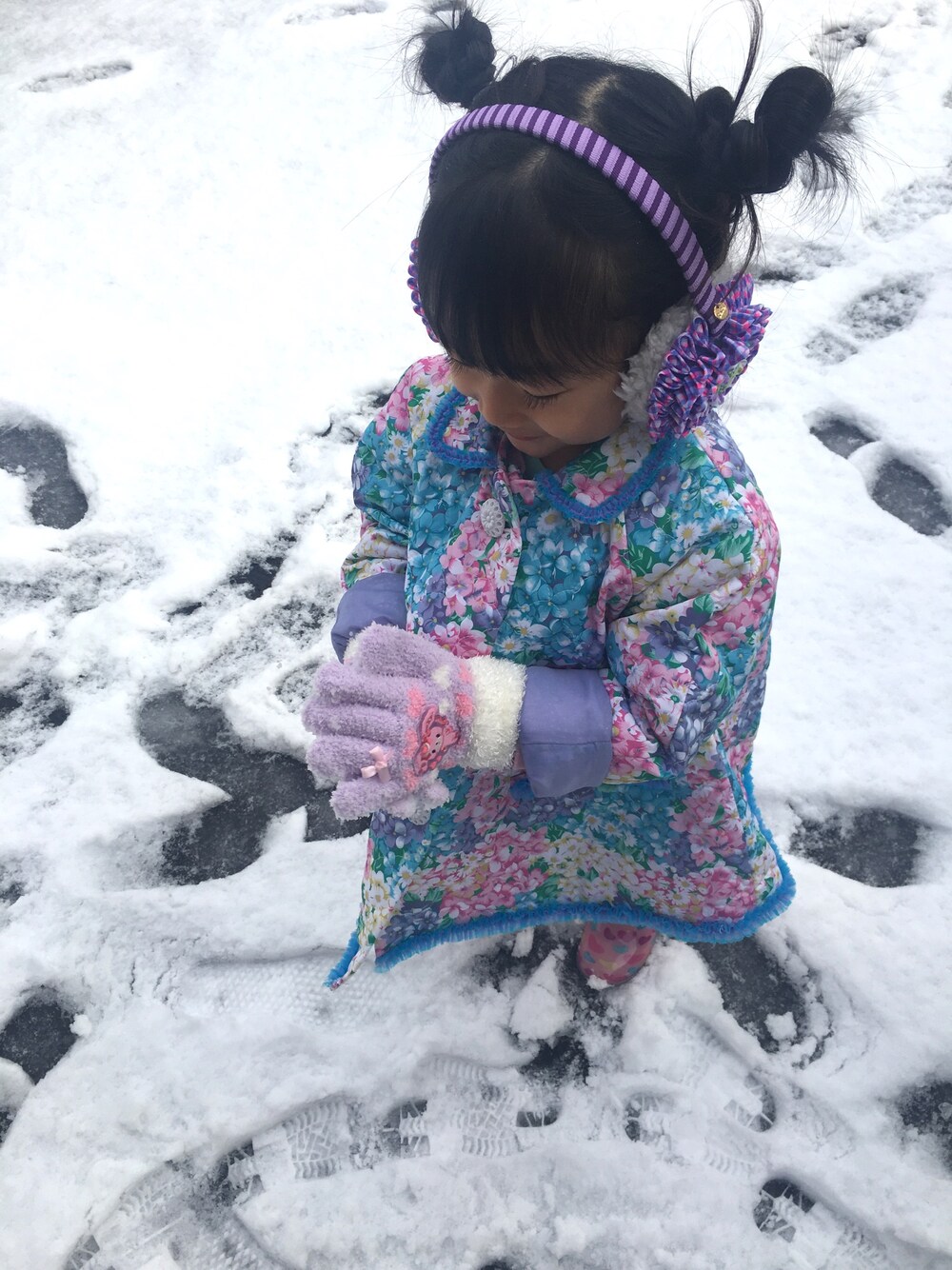 「花柄、カラフル、雪遊び」｜「fafaのアイテム（ダウンジャケット/コート、その他）」を使った、COCOさん（キッズ・100cm）の冬コーディネートの1枚目の写真