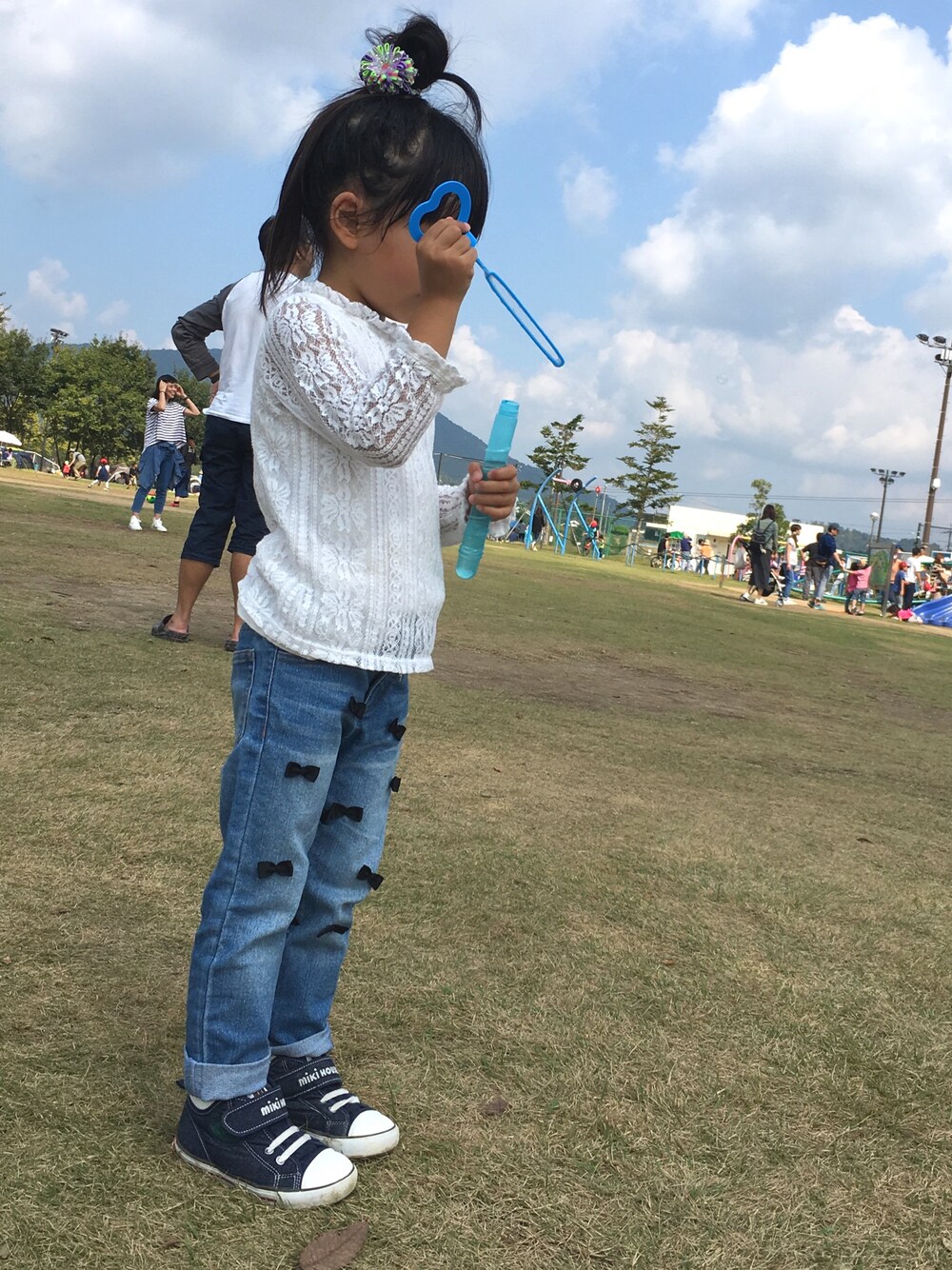 「公園、しゃぼんだま、カジュアルコーデ」｜「petit mainのリボン付きデニムパンツ（デニムパンツ、ブルー系）」を使った、COCOさん（キッズ・110cm）の秋コーディネートの1枚目の写真