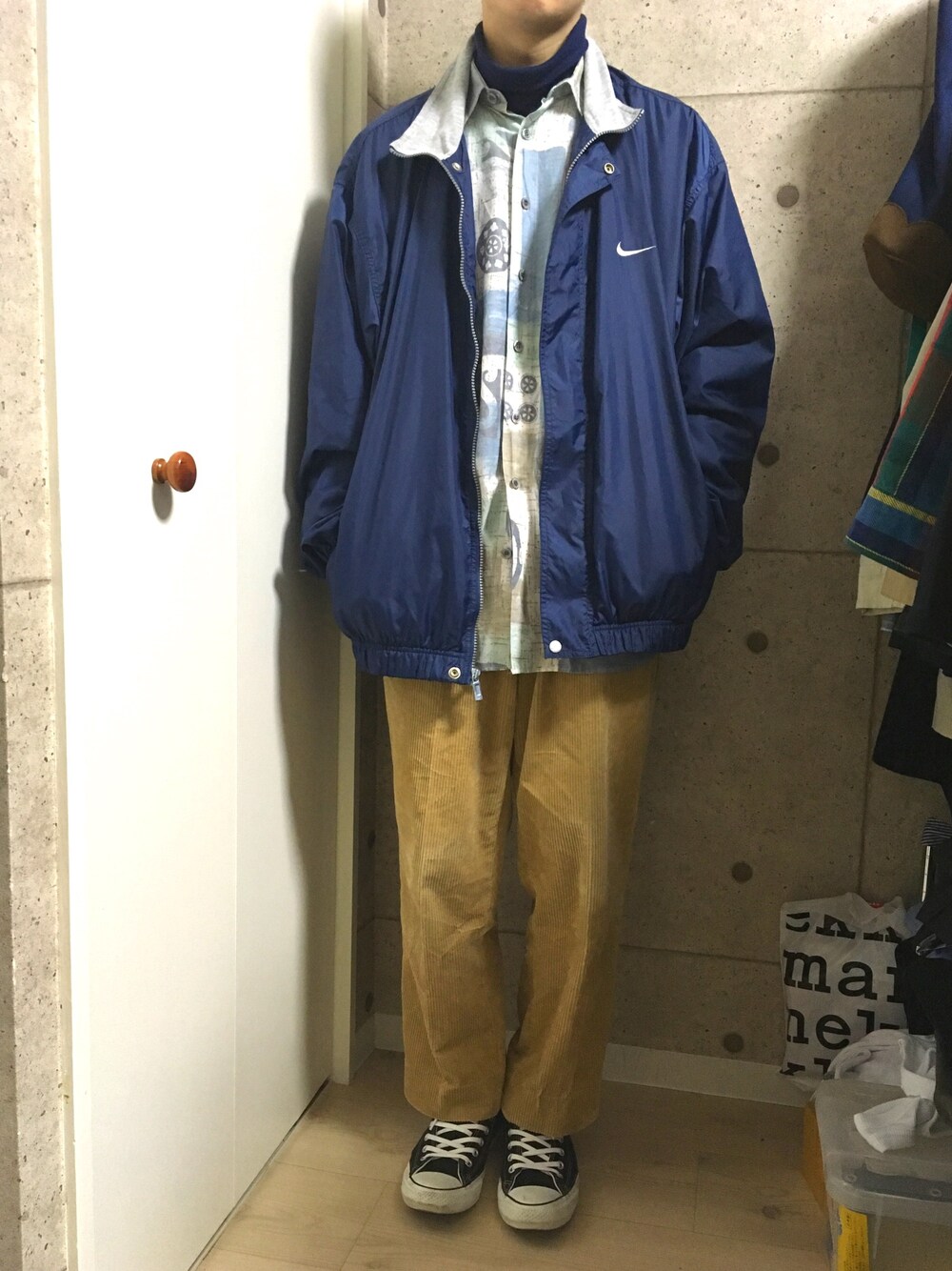 「春コーデ、スニーカー、古着MIX、コンバース、ジャージ、古着、ナイキ、春、シンプル、きれいめカジュアル」｜「NIKEのアイテム（ナイロンジャケット、ブルー系）」を使った、はらぺこ たける。さん（メンズ・168cm）の春コーディネートの1枚目の写真