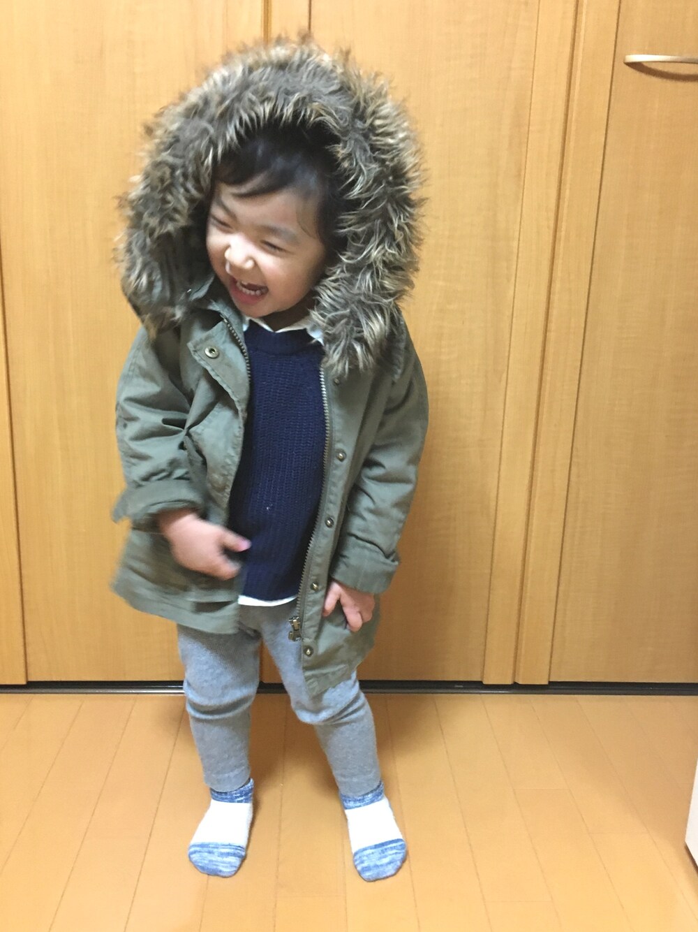 「カジュアルコーデ、男の子、2歳、冬、ミリタリー、ベスト、シャツ、シンプル、UNIQLO」｜「BACK NUMBERのアイテム（ミリタリージャケット、グリーン系）」を使った、shota*さん（キッズ・80cm）の秋コーディネートの1枚目の写真