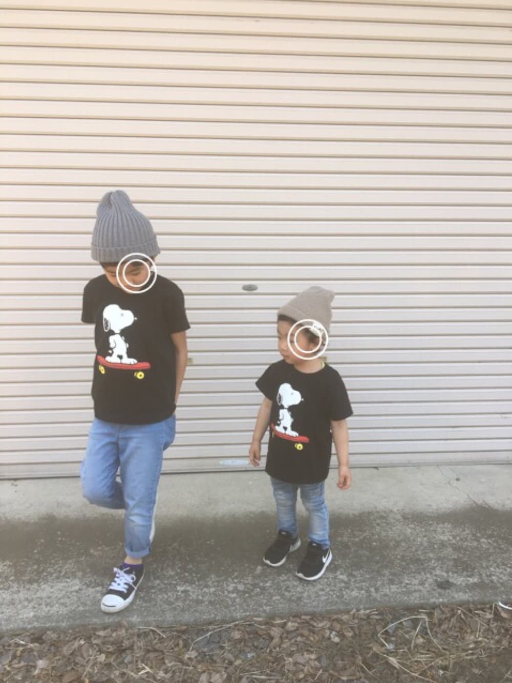 ブラック系のTシャツ/カットソー、ブルー系のデニムパンツ、ブラック系のスニーカーを着用したキッズの春コーディネートの1枚目の写真