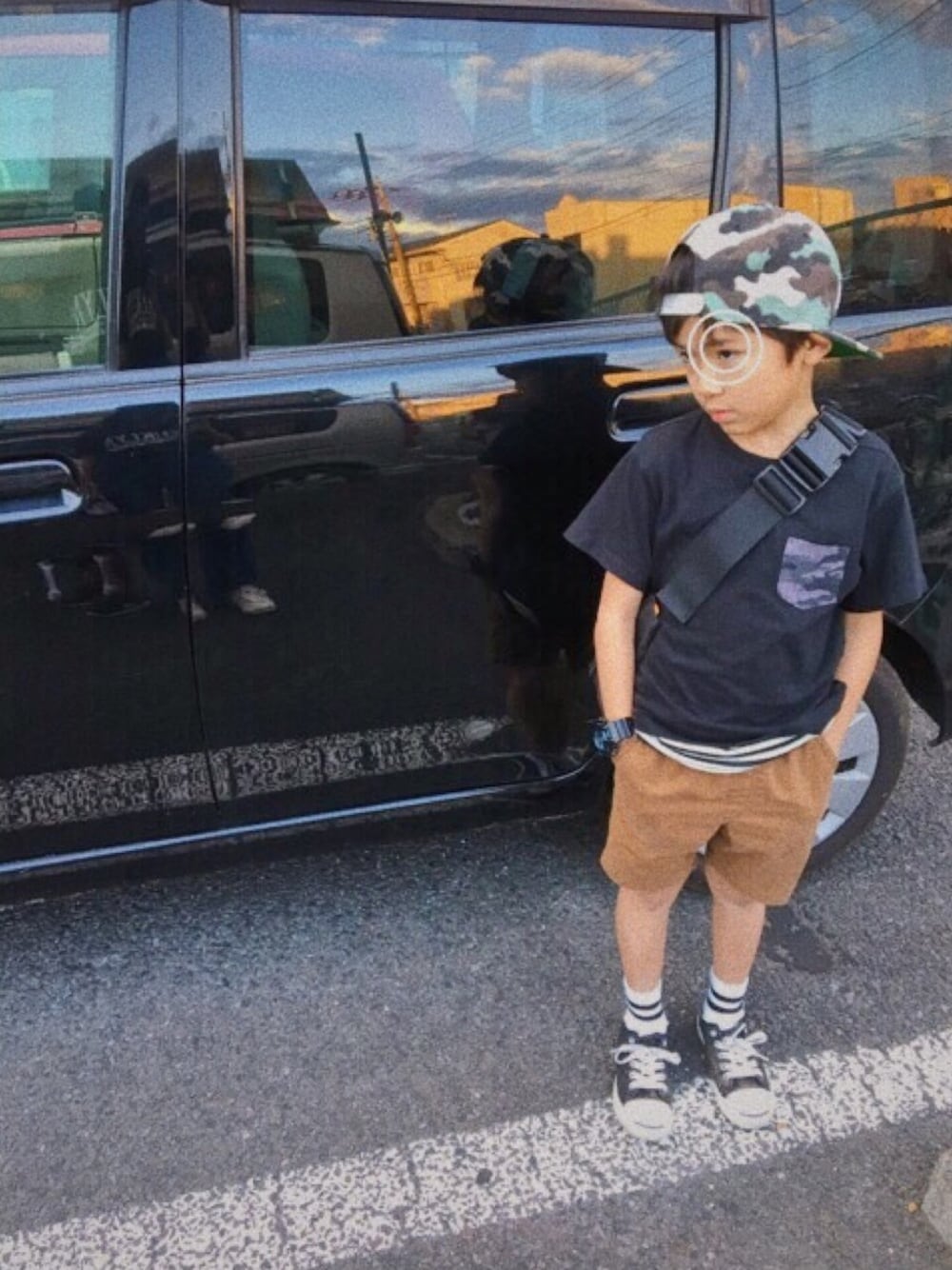 ブラック系のTシャツ/カットソー、ブラック系のショルダーバッグ、ブラウン系のその他パンツを着用したキッズの春コーディネートの1枚目の写真