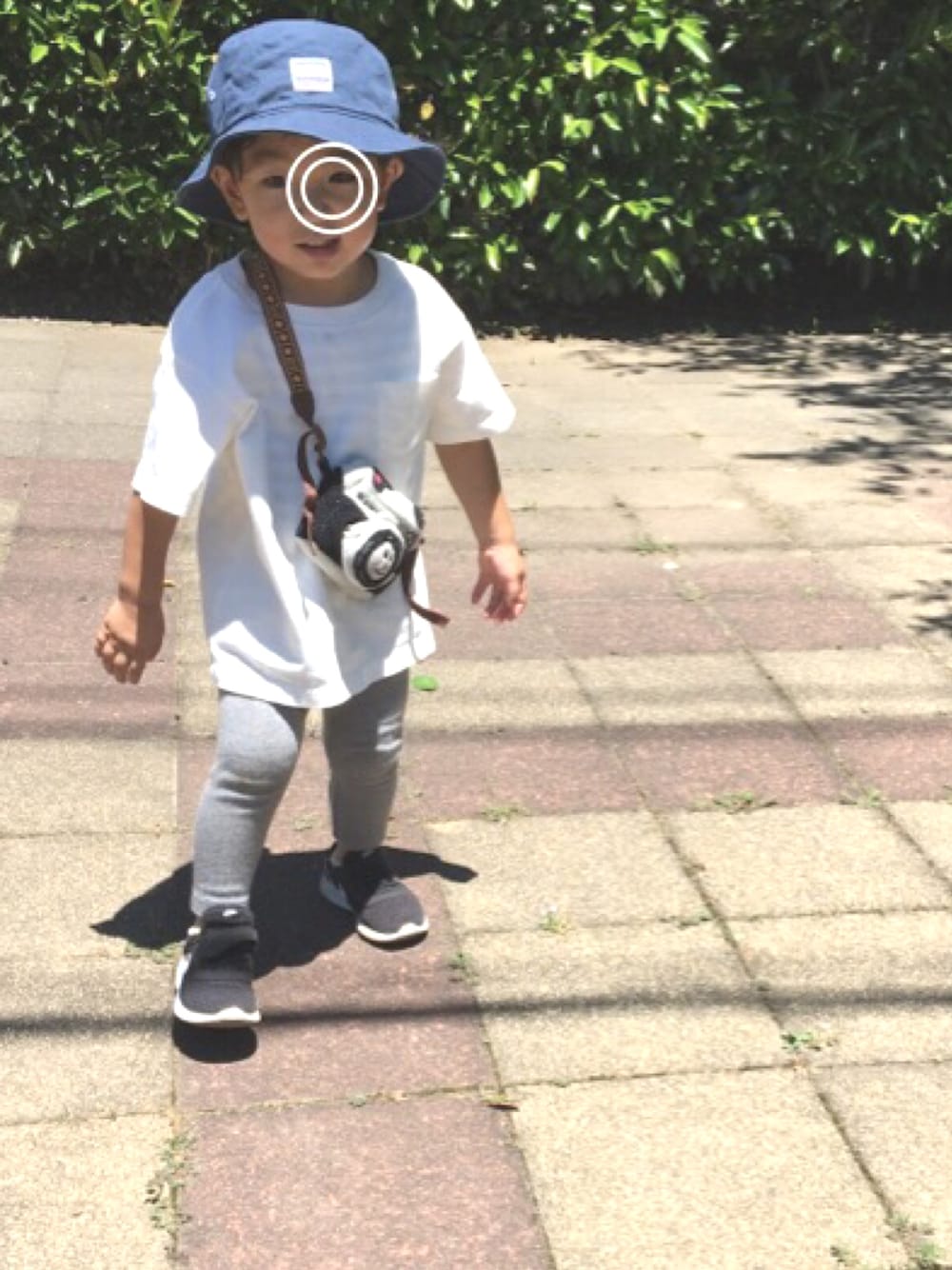 ホワイト系のTシャツ/カットソー、ブラック系のスニーカー、ブルー系のハットを着用したキッズの夏コーディネートの1枚目の写真