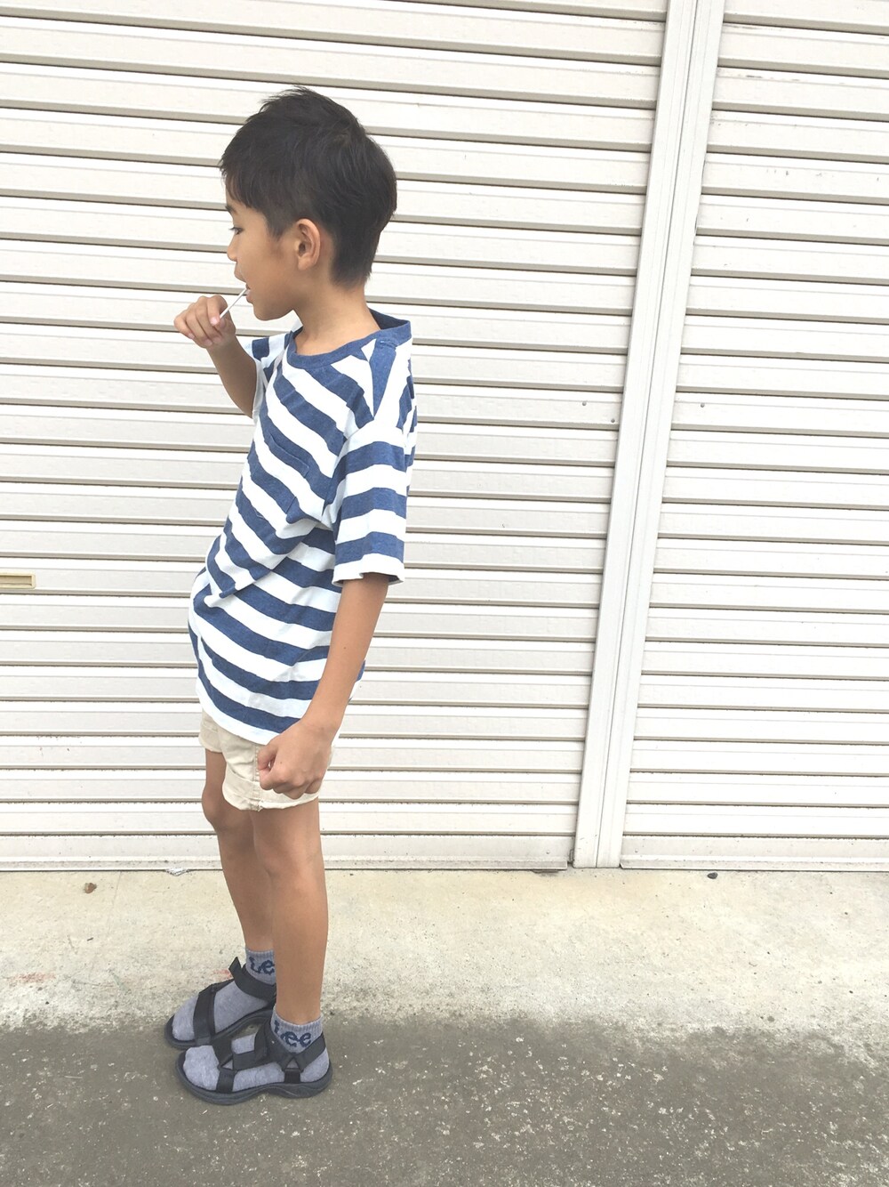 ブルー系のTシャツ/カットソー、ベージュ系のその他パンツ、ブラック系のサンダルを着用したキッズの夏コーディネートの1枚目の写真